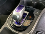 ハイブリッド専用セレクトレバーです。シフトチェンジを電子信号で送信するセレクトレバーを採用していますので、軽快でスマートな操作を楽しめます。