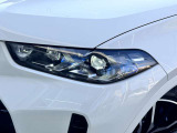 LEDヘッドライト。先進のLEDテクノロジーを採用。照射される白色光の周波特性は太陽に近く、バイキセノンヘッドライトを上回るコントラストでさらに明るく輝きます。悪天候の日でも優れた視認性を発揮します。