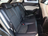 前席が最適な運転ポジションを取るために足元が広くとっており、後部座席の足元もゆったりと座ることができます。長時間でもストレス軽減になるよう、かかとを引くことができるように設計されています!