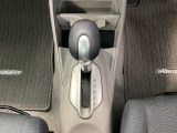 CVT車のセレクトレバーです。低速から高速まで、変速ショックのないスムーズな走りを実現するとともに、エンジン効率のよい領域を維持することで燃費にも貢献します。