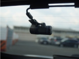 ◆リアにもドライブレコーダーを装備しております◆映像・音声などを記録する自動車用の装置です。 もしもの事故の際の記録はもちろん、旅行の際の思い出としてドライブの映像を楽しむことができます。