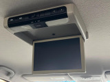 【フリップダウンモニター】大画面モニターで後席でもエンタメをお楽しみいただけます。小さなお子様にも大人気の装備です♪