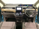 車内は光触媒抗菌消臭施工済です。インパネ周りはスタイリッシュなデザインで機能や装備も充実しています。グローブボックスやカップホルダーのほかにトレーなどたくさんの収納スペースが付いています。
