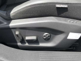ポジションメモリー機能付き電動シート。家族個々のポジションや乗降用ポジション等をメモリーすると、便利に使えます