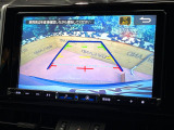 【バックカメラ】駐車時に後方がリアルタイム映像で確認できます。大型商業施設や立体駐車場での駐車時や、夜間のバック時に大活躍!運転スキルに関わらず、今や必須となった装備のひとつです!