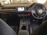 車内は光触媒抗菌消臭施工済です。インパネ周りはスタイリッシュなデザインで機能や装備も充実しています。グローブボックスやカップホルダーのほかにトレーなどたくさんの収納スペースが付いています。