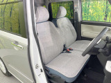 運転席シート廻りは使用感も少なく、良好な状態となっています。前オーナー様が丁寧に使っていたことがよくわかりますね。