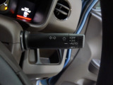 オートヘッドライト標準装備です。車外の明るさに応じて自動的にヘッドライトの点灯・消灯をしてくれます。トンネルの出入り口などで活躍してくれます。