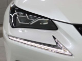 LEDヘッドランプにはアダプティブハイビームシステム「AHS」を採用。光検出カメラで車両検出をし、先行車や対向車に直接ハイビームを当てないように部分遮光します。