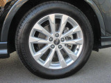 全車両に標準装備の純正アルミホイールは、純正ならではのバランスの良いデザインと、走行安定性をお楽しみ頂けます。