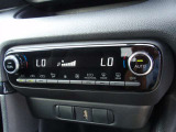 オートエアコンで車内快適♪ご希望の温度に設定すれば風向きや風量を自動で調整してくれますよ!