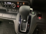 CVT車のセレクトレバーです。低速から高速まで、変速ショックのないスムーズな走りを実現するとともに、エンジン効率のよい領域を維持することで燃費にも貢献します。