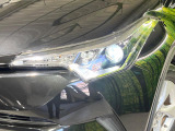 【アダプティブハイビーム】遠くまで明るく照らすハイビームを先行車や対向車に照射しない様、自動で調整!毎回手動で切り替える必要がなく、夜間走行時のストレスも軽減。安全性向上にも寄与します。