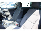 (運転席助手席)安全装備をオプションで追加するのは日本的発想。フォルクスワーゲン車はサイドエアバッグを全車標準で装備しております。