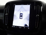 360°ビューカメラは駐車枠や周囲の車両との位置関係が一目瞭然で駐車をサポートしてくれるだけでなく、車両直近の死角を減らして安全性を高める装備。ステアリング切り角に連動した進路予測線も表示されます。