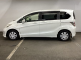 狭い駐車場でも、スライドドアならチャイルドシートへのお子さまの乗降や荷物の積載もスムーズ。とても便利な【両側電動スライドドア】ドアハンドを少し引くだけでリアドアが自動開閉します。