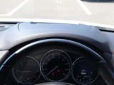 運転視界の遠方上方に虚像を投影することで前を見ながら情報の視認ができます。本当にドライバーが必要な情報を適切に伝え、楽しんで頂くことを考えた新世代装備です。※虚像は2.6m前方に浮かぶイメージです。