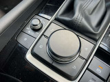 手元には運転姿勢を崩さずに操作していただける、ロータリーコマンダースイッチが装備されております。
