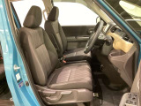 女性でも運転がしやすいように、シートの高さ調整機能(シートリフター)がついています。運転席と助手席の間が空いている為、助手席側への移動がスムーズです。交通量の多い道でも助手席側から乗り降りができます。