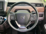 インテリアに合わせたデザインのステアリングは、運転される方のことも考え、運転しやすい形状、大きさです。是非一度、実際に触ってお確かめください。