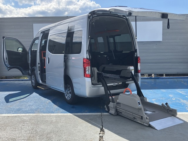 キャラバン  チェアキャブ 車いす2名仕様 ディーゼルターボ 4WD