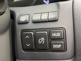 【カラーヘッドアップディスプレイ】現在の速度や走行情報をデジタル表示で運転席前方のガラスに投影!カラー付きで視認性も高く、運転中目線をずらさず必要な情報を確認できるのでとっても便利で安心!