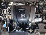 「SKYACTIV-G(ガソリン)」は、規格外の高圧縮を実現し、世界のエンジン技術者に驚きを与えました。さらに、それを維持したままノッキングの発生を抑え、熱効率を向上、走りにも寄与したエンジンです。