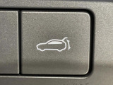 【パワーバックドア】スマートキーや運転席のボタンを押すだけでリアゲートが自動で開閉します!荷物を持っている時や、高い位置にあるバックドアを閉める際に便利な機能です♪