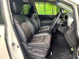 運転席まわりには十分なスペースがあり、大柄な方でもゆったり運転していただける環境です。