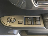 電動格納式リモコンドアミラーと、パワーウィンドウマスタースイッチ等は運転席ドアにあります。