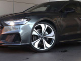 Audiのホイールは乗る人すべてに安全と安心を提供するため、細部に至るまで厳しい専用試験を行っています。品質や耐久性を追求し、信頼にお応え出来る高品質である事を保証するAudi純正アルミホイール。