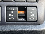 両側電動スライドドアのスイッチ付です。車内からもスイッチひとつで楽にドアの開閉が可能です。電動なので開閉時に力を使う必要がなく、半ドアになることもありません!