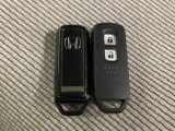 スマートキーを装備しています。鍵を差し込むことなくドアロックの開け閉めと、スタートボタン操作でのエンジンスタートができます。スペアキーも同じものを用意しております。