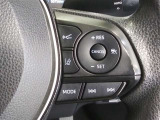 ステアリングには運転中でも簡単に操作できる各種スイッチついてます