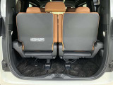 サードシート跳ね上げ式で折りたたみ可能です。大きな荷物も積み込めます。