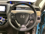 ハンドルにHondaセンシング系のクルーズコントロールやレーンキープアシストなどのスイッチと、オーディオの操作スイッチが装備されています。ハンドルから手を離さず安全に操作できます。