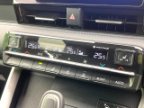 【左右独立型フルオートエアコン】運転席と助手席でそれぞれお好みの温度に設定可能。同乗者にも配慮した、快適な空調をお届け致します。