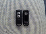 スマートキー標準装備です。キーをポケットに入れたままでもドアのロック&アンロックができ、雨の日や夜間、荷物の多い時に鍵穴を探さずに済むので大活躍です。