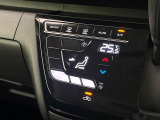 【オートエアコン】一度お好みの温度に設定すれば、車内の温度を検知し風量や温度を自動で調整。暑い…寒い…と何度もスイッチ操作をする必要はありません。快適な車内空間には必須の機能ですね♪