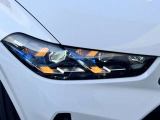 LEDヘッドライト。先進のLEDテクノロジーを採用。照射される白色光の周波特性は太陽に近く、バイキセノンヘッドライトを上回るコントラストでさらに明るく輝きます。悪天候の日でも優れた視認性を発揮します。