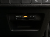 ハンドルの右下にETC2.0がついています。高速道路の料金所の通過も楽々です!。 カードの取り出しもしやすい場所についています。