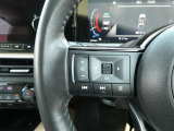 運転走行も画面に触れることなく手元操作が可能な便利なハンドルリモコン。
