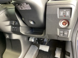 左側に高速で便利なETCがあり、また、便利な電動スライドドア、横滑りを防ぐVSAなどのスイッチは、運転席の右側、手の届きやすい位置にあります。