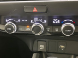 【オートエアコン】一度お好みの温度に設定すれば、車内の温度を検知し風量や温度を自動で調整。暑い…寒い…と何度もスイッチ操作をする必要はありません。快適な車内空間には必須の機能ですね♪