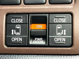 【両側パワースライドドア】スマートキーや運転席のスイッチで後席両側スライドドアの開閉が可能♪電動だから力を入れてドアを開ける必要が無く、小さなお子様でも簡単に開け閉めでき快適です♪