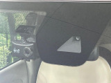 【三菱e-Assist】走行中に前方の車両等を認識し、衝突しそうな時は警報とブレーキで衝突回避と被害軽減をアシスト。より安全にドライブをお楽しみいただけます。
