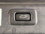 【パワーバックドア】スマートキーや運転席のボタンを押すだけでリアゲートが自動で開閉します!荷物を持っている時や、高い位置にあるバックドアを閉める際に便利な機能です♪