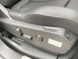 運転席メモリー付電動シート&マルチポイントランバーサポート(内蔵された8つのマルチポイントが空気圧により膨張収縮し、肩から腰部をサポート。ロングドライブ時のストレスを緩和してくれます。