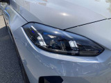 【LEDヘッドライト】先進のLEDテクノロジーを採用。放射される白色光の周波特性は太陽光に近く、バイキセノン・ヘッドライトを上回るコントラストで更に明るく輝きます!
