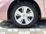 スチールホイール。純正ホイールカバー付き。タイヤサイズは165/70R14です。